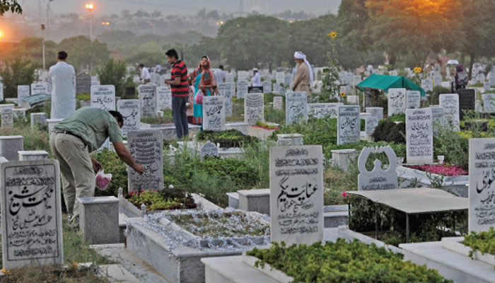 قبر پر نام کی تختی یا کتبہ لگانا