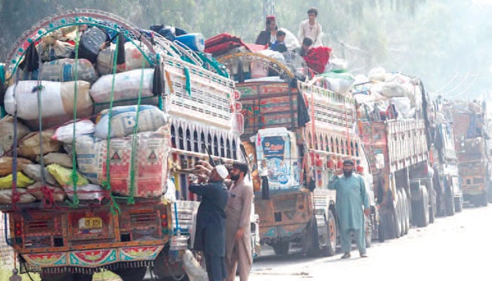 پاکستان میں دہائیوں سے غیر قانونی طور پر مقیم افغانیوں کی پہلی بار منظّم واپسی کا آغاز ہوا