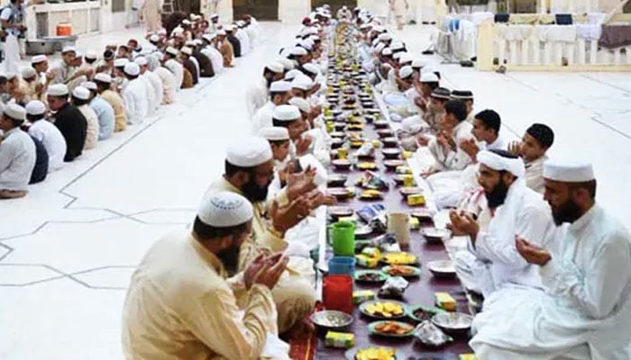 روزے افطار کرانے پر بے شُمار اجر و ثواب کی نوید