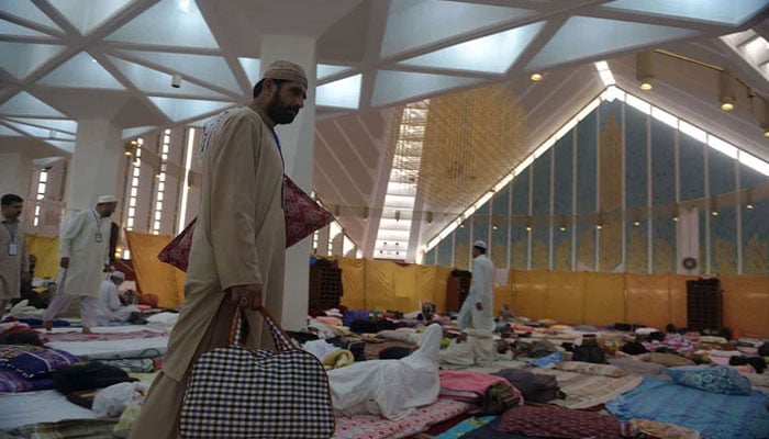 معتکفین کا مسجد میں ٹہلنا