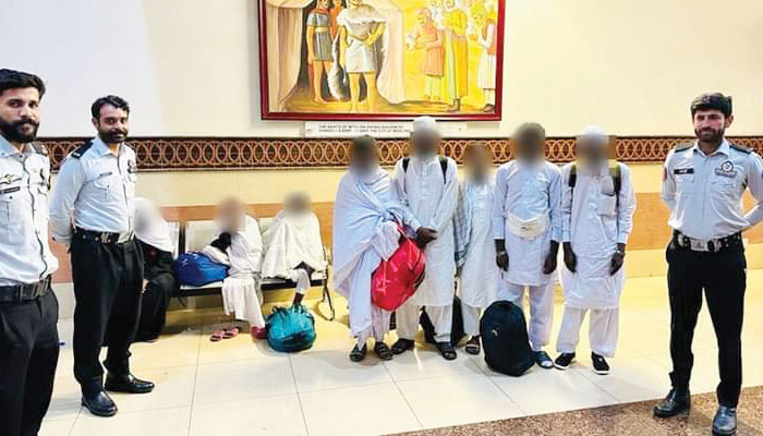 ملتان ائیرپورٹ سے گرفتار ہونے والے 16 بھکاری، جو عُمرے کی آڑ میں سعودی عرب جا رہے تھے