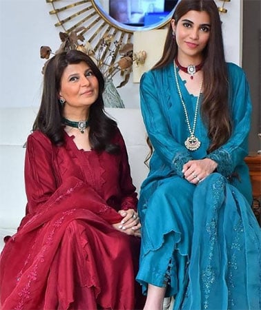 روبینہ اشرف اپنی بیٹی مینا طارق کے ساتھ
