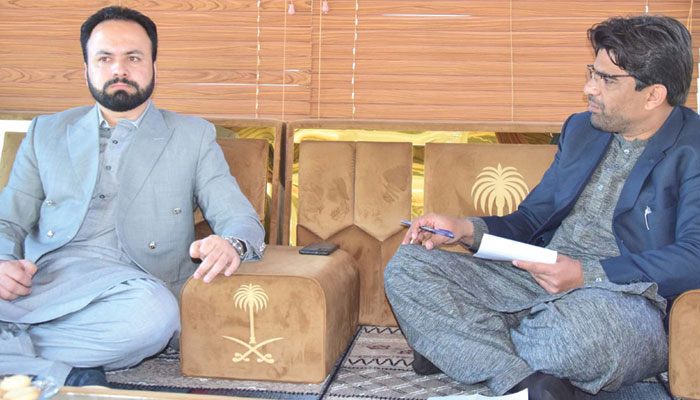نمائندہ جنگ سے بات چیت کرتے ہوئے..... تصاویر: رابرٹ جیمس