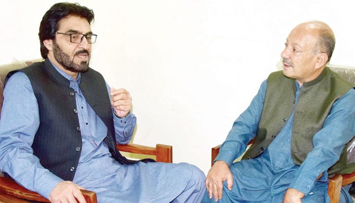 نمایندہ جنگ سے بات چیت کرتے ہوئے (عکّاسی: رابرٹ جیمس)
