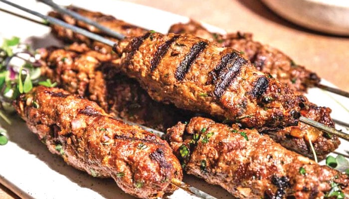 گوشت کے مزے دار پکوان سے آراستہ دستر خوان