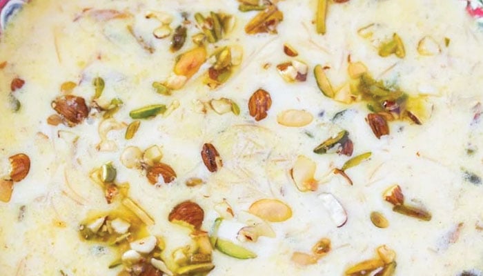 گوشت کے مزے دار پکوان سے آراستہ دستر خوان