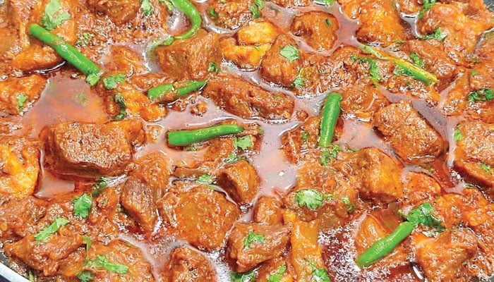 گوشت کے مزے دار پکوان سے آراستہ دستر خوان
