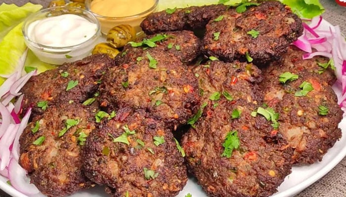 گوشت کے مزے دار پکوان سے آراستہ دستر خوان