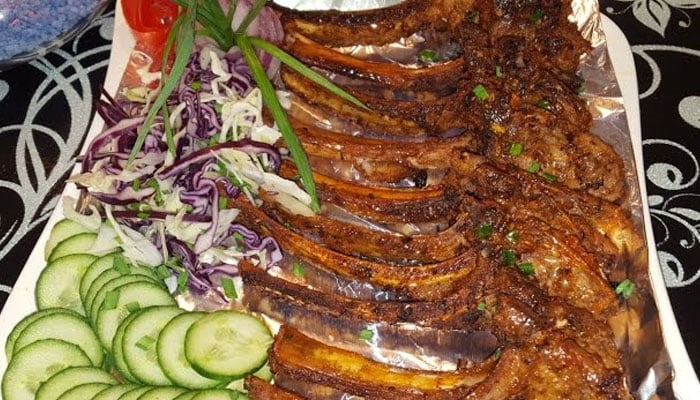 گوشت کے مزے دار پکوان سے آراستہ دستر خوان