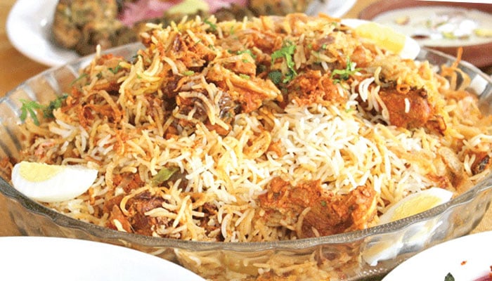 گوشت کے مزے دار پکوان سے آراستہ دستر خوان