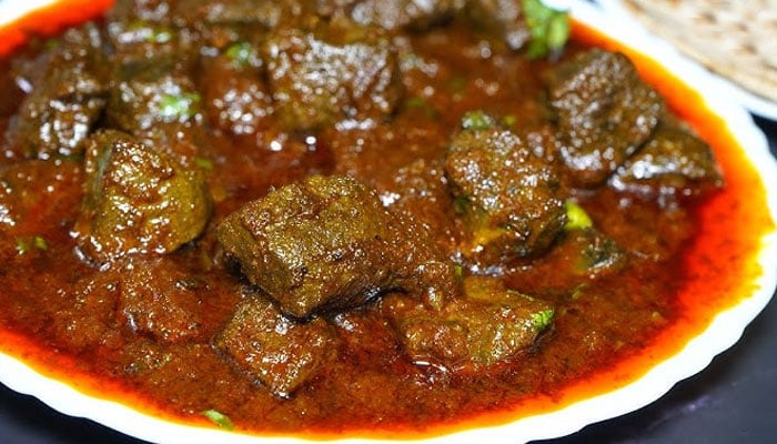 گوشت کے مزے دار پکوان سے آراستہ دستر خوان