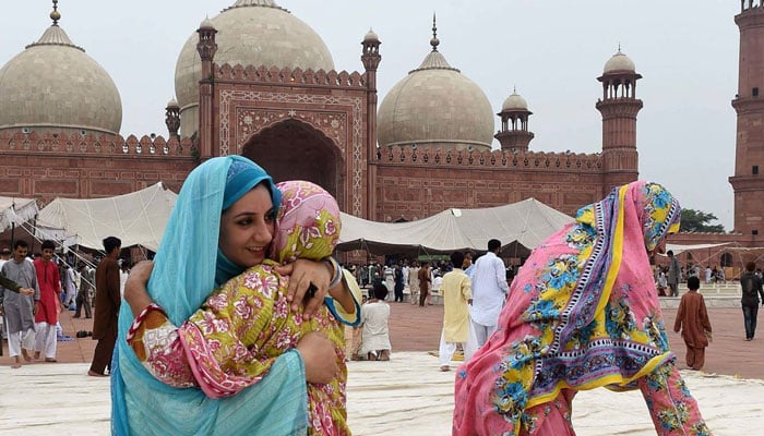 ایک ہی آنگن میں نئی اور پرانی نسل شیر و شکر ہو کر عید قرباں میں مصروف