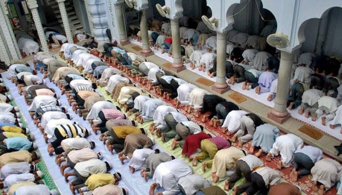 شلوار ٹخنوں سے نیچے رکھنے والے شخص کی اقتداء کا حکم