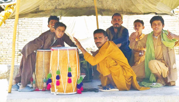 ڈھولچی، گداگری پر مجبور