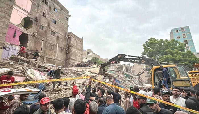 اب حادثے ہی اپنی وراثت میں رہ گئے