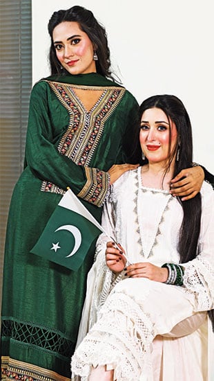 تپتے صحرا میں یہی ایک شجر اپنا ہے ...
