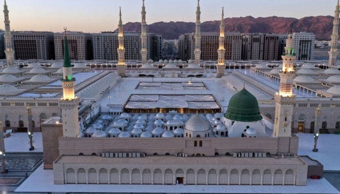 اُسوۂ رسولﷺ اور تعلیمات ِ نبویؐ ہر شعبۂ زندگی میں ہمارے لیے مشعل راہ ہیں، اُسوۂ حسنہ پر عمل پیرا ہونا درحقیقت رسول اللہﷺ  سے عقیدت و محبت اور اطاعت کا حقیقی مظہر ہے