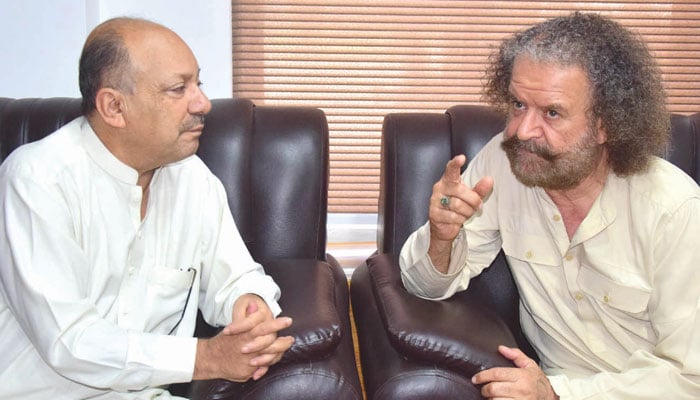 نمائندہ جنگ سے بات چیت کرتے ہوئے… (عکاسی: رابرٹ جیمس)
