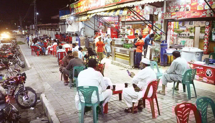 چائے کے ہوٹل میں باہر والے کے بطور کمیشن پر کام کرنے اور دیگر عقود کا حکم
