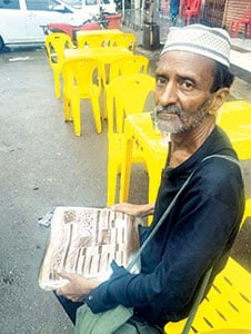 محمد راشد برستی بارش کے دورانبھی اخبار فروخت کررہے ہیں