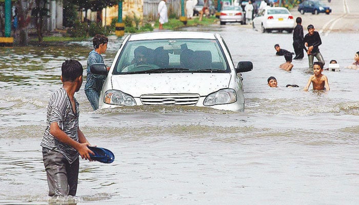 برکھا کی رُت کا قہر ہے اور ہم ہیں دوستو