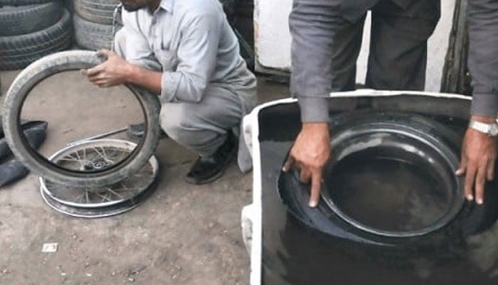 پنکچر لگانے والے کے ہاتھ پر لگے ہوئے پانی اور آئل وغیرہ کا حکم