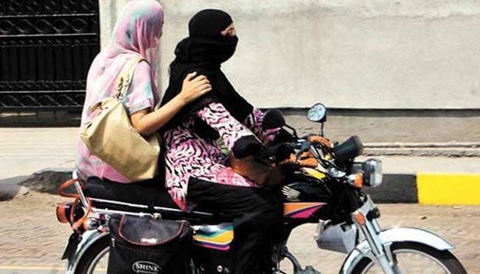 گھر سے باہر نکلنے والی خواتین کو ہراساں کرنا معمول بن گیا ہے، اصلاح معاشرہ قرآن و سنت کی تعلیمات، اسلامی اقدار و روایات ہی میں مضمر ہے۔