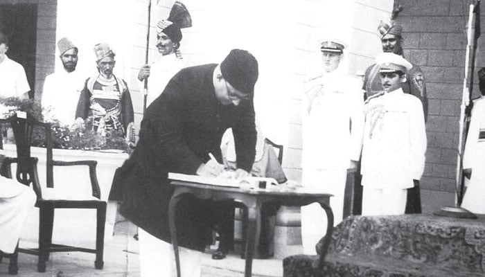 لیاقت علی خان 15 اگست 1947 کو پاکستان کے پہلے وزیراعظم کا حلف اٹھانے کے بعد دستخط کررہے ہیں
