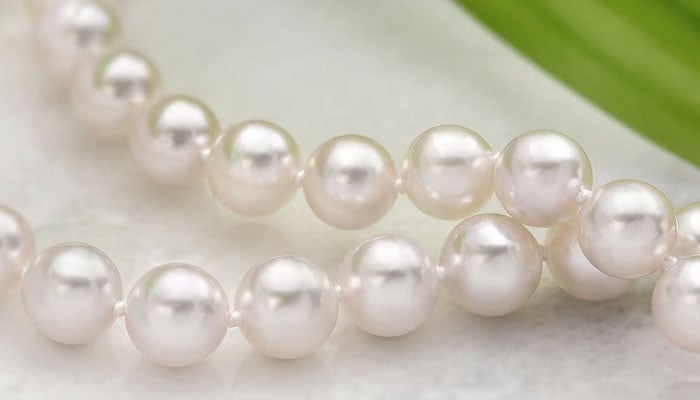 اَن مول موتی ...