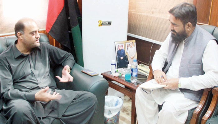 نمائندہ جنگ سے بات چیت کرتے ہوئے… (عکاسی: شعیب احمد)