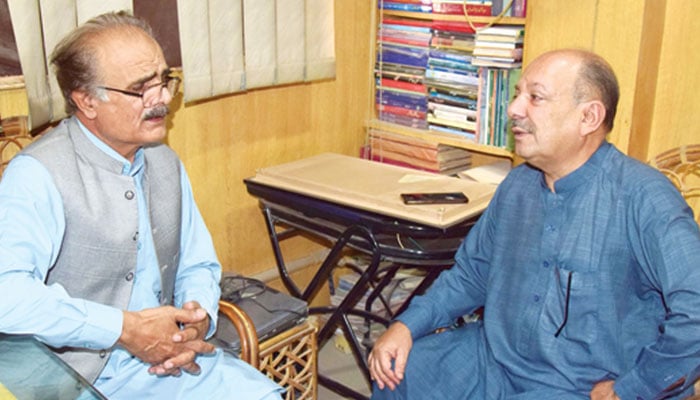 نمائندہ جنگ سے بات چیت کرتے ہوئے... (عکاسی: رابرٹ جیمس)