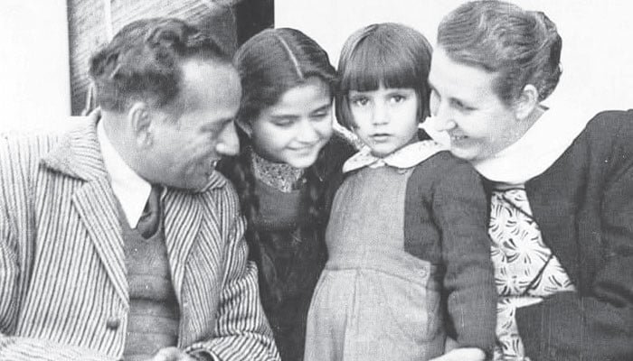 فیض احمد فیض، اپنی بیگم اور بچیوں کے ساتھ