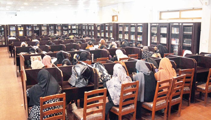 کتب خانے میں مختلف موضوعات پر ہزاروں کتابیں فراہم کی گئی ہیں