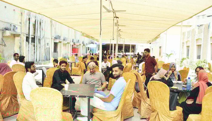 طلبا و طالبات کی بڑی تعداد کینٹین میں موجود ہے