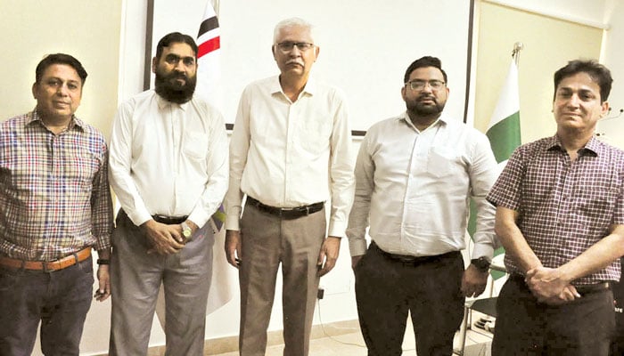 نمایندۂ جنگ وائس چانسلر، فیکلٹی اور انتظامی ارکان کے ساتھ  (عکّاسی: زاہد رحمان)