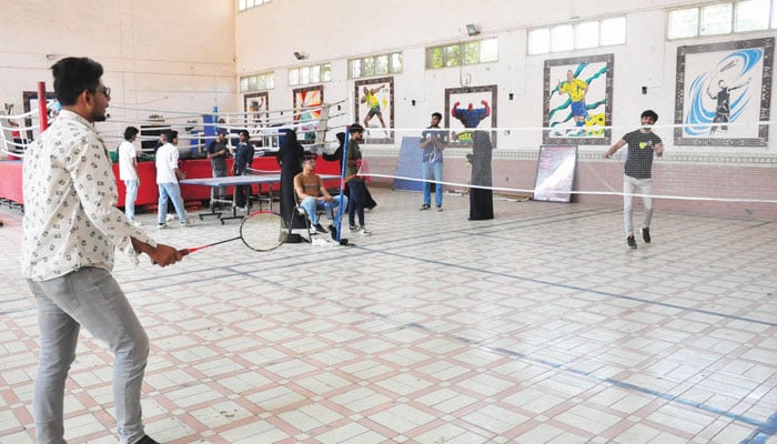 طلباء اور طالبات غیر تدریسی سرگرمیوں میں بھی بھرپور حصّہ لیتے ہیں