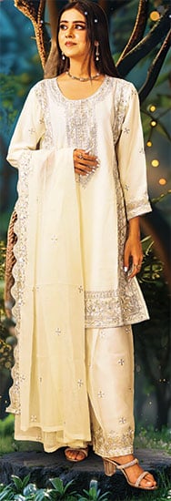 ذکر اس پری وش کا اور پھر بیاں اپنا...