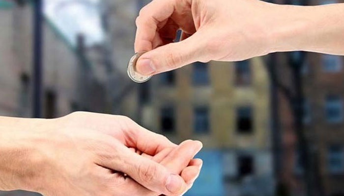 کوئی کسی کی مدد کیوں کرے ؟