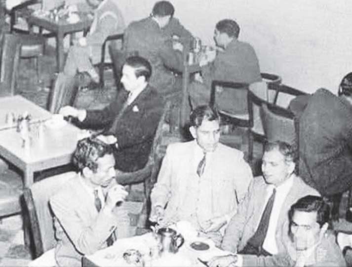 (تصویر میں ناصر کاظمی پاک ٹی ہاؤس میں سگریٹ سلگائے محوِ گفتگو ہیں)