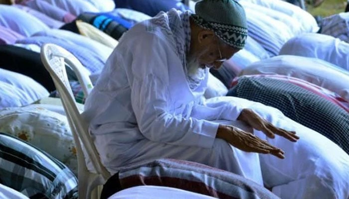 کرسی پر نماز پڑھنے والا کرسی کے پائے کہاں رکھے؟