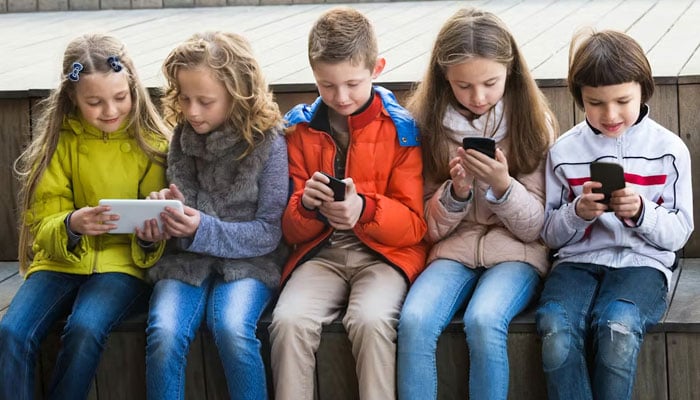 بے لگام سوشل میڈیا کے بچوں، نوجوانوں پر بھیانک اثرات