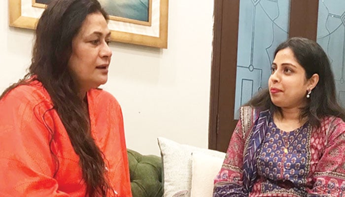 نمائندہ جنگ سے گفتگو کرتے ہوئے