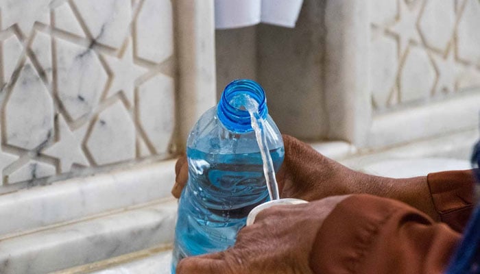 زم زم کا پانی زخمی پاؤں پر لگانا