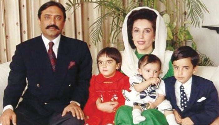 پھیلے ہیں ہمت کے اجالے ایک نہتّی لڑکی سے... شہید محترمہ بے نظیر بھٹو