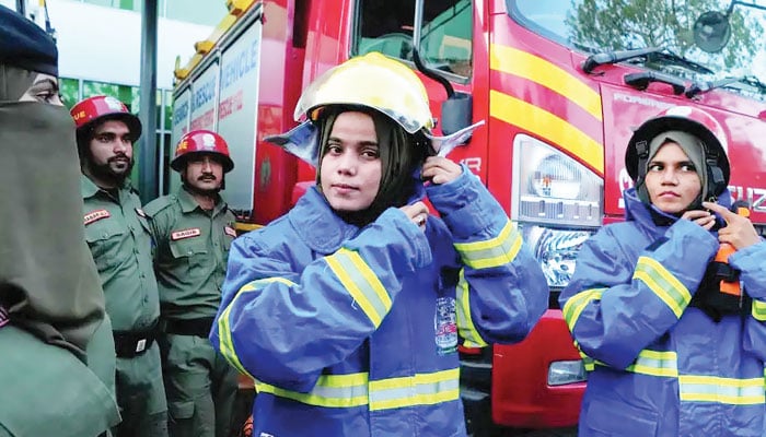 چپ رہ کر بھی نظر میں ہیں