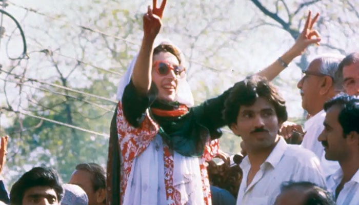 شہید ان وفا کا خوں بہا کیا