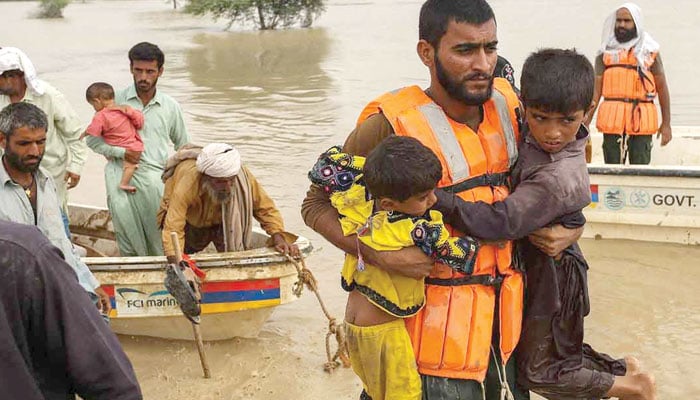 گرمی سے جھلسے، ڈوبے رہے پانی میں