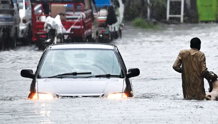 گرمی سے جھلسے، ڈوبے رہے پانی میں