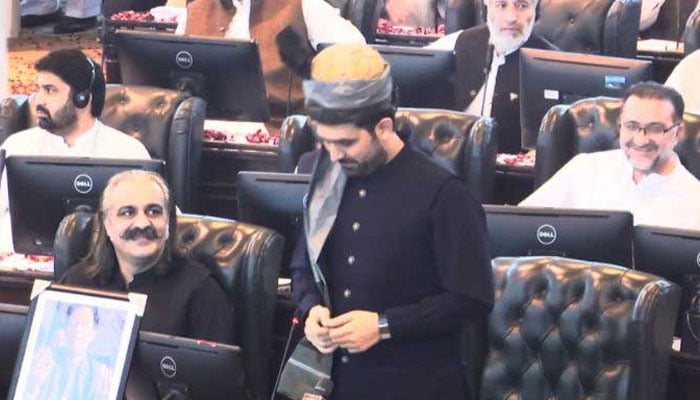 نہ منزلوں کا پتا ہے، نہ راستوں کا یقین...