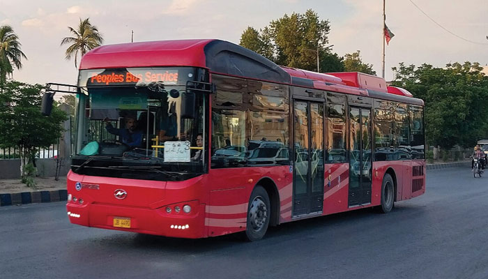 وقت نے قدم جمائے، خواب کہیں ٹھہر گئے...